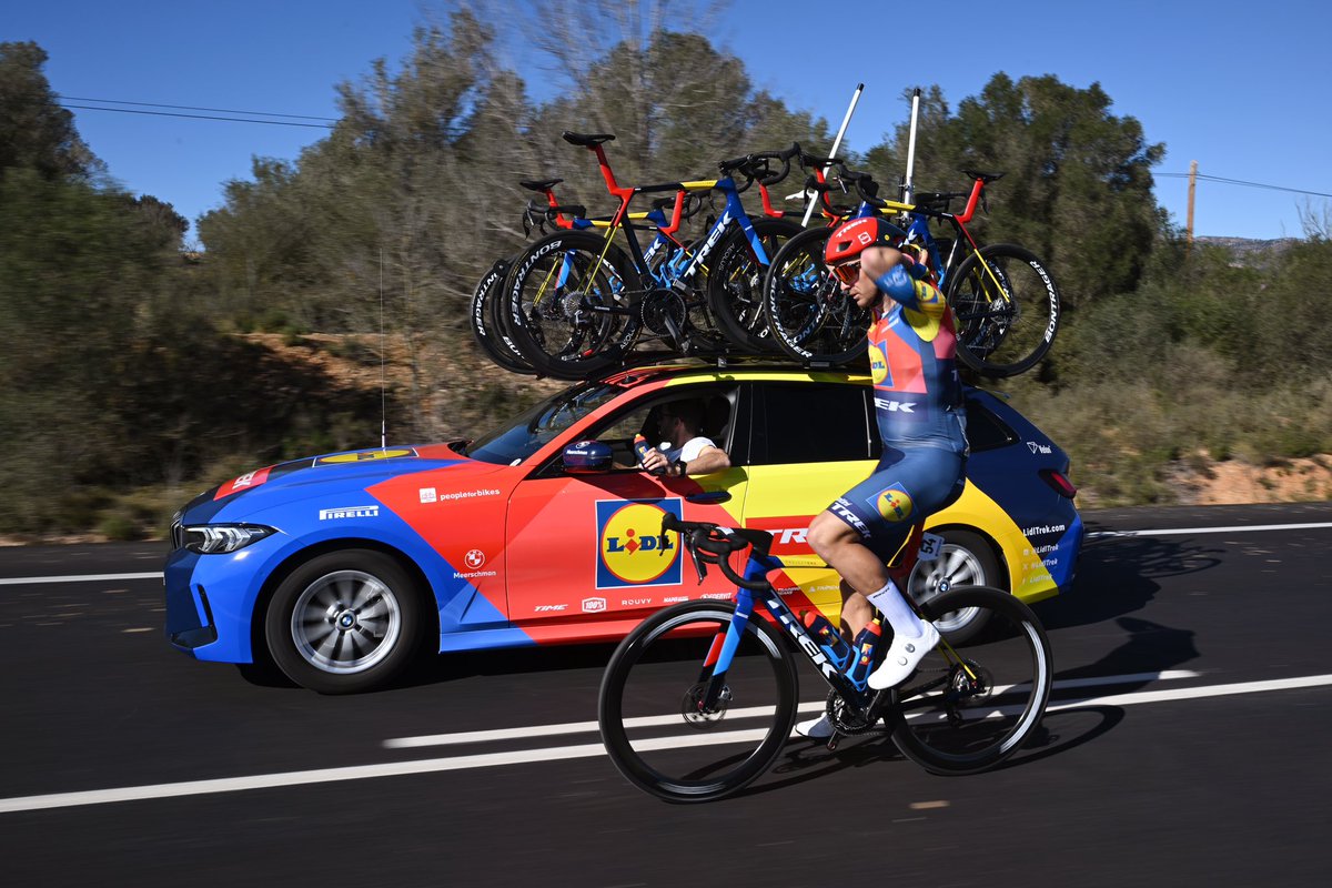 Name a rider you’ve seen look happier getting bidons than Edward Theuns today at #VCV2025 🧀