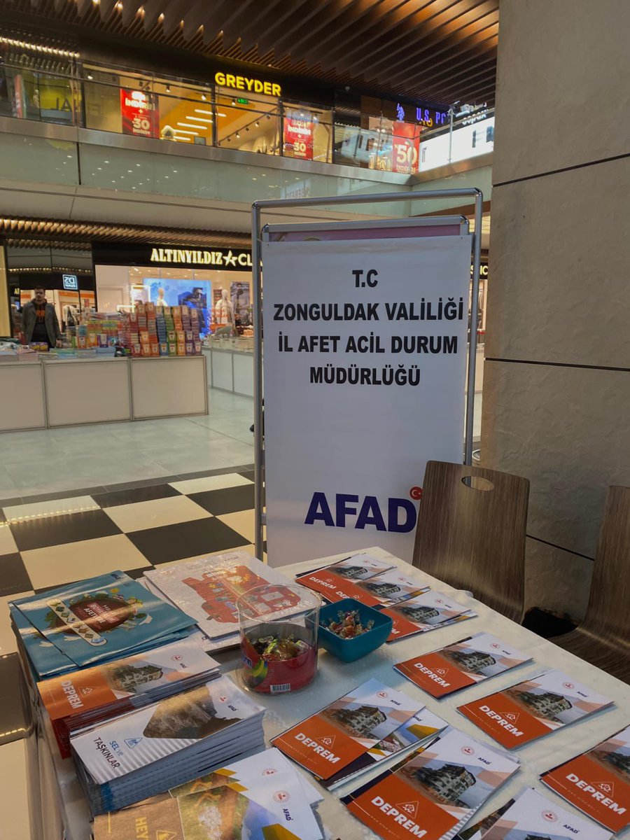 genckizilaybeu_'s tweet photo. Bugün Zonguldak 67 Burda AVM’de,Zonguldak Genç Kızılay gönüllüleri olarak AFAD ekibine destek vererek deprem broşürleri dağıttık. https://t.co/EK1ejGUJwG
