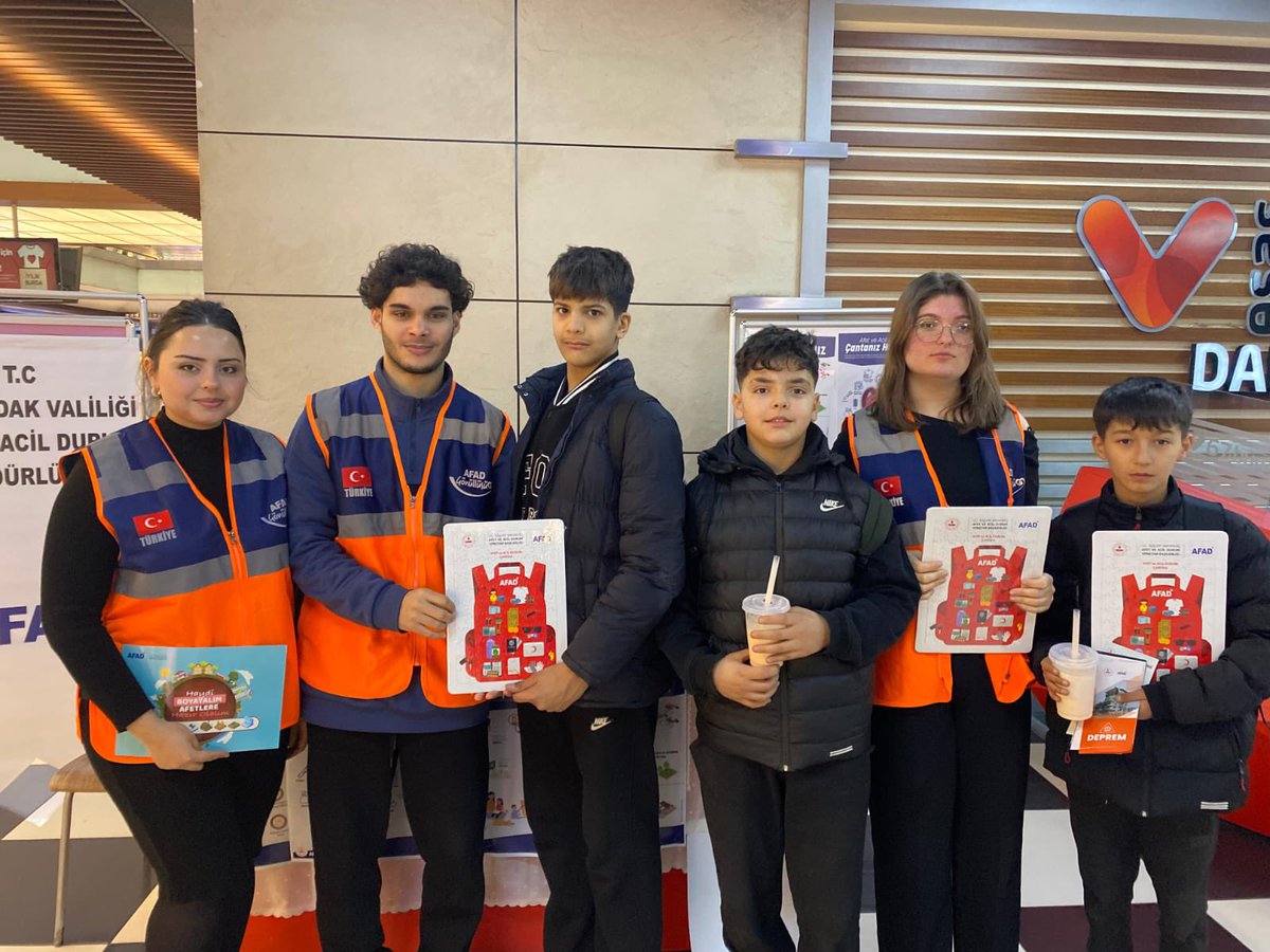 genckizilaybeu_'s tweet photo. Bugün Zonguldak 67 Burda AVM’de,Zonguldak Genç Kızılay gönüllüleri olarak AFAD ekibine destek vererek deprem broşürleri dağıttık. https://t.co/EK1ejGUJwG