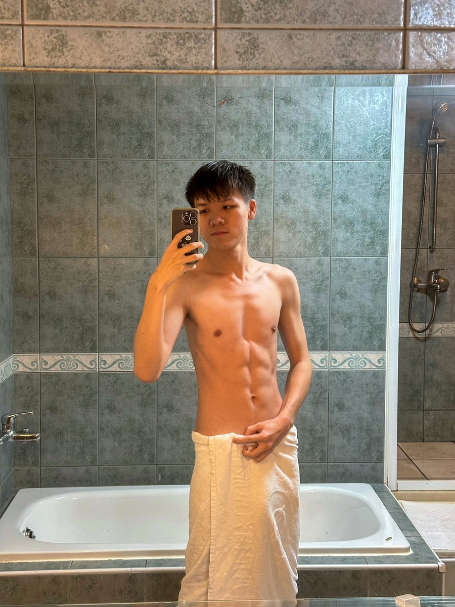 看到這麼大面的鏡子
有個大膽的想法 😳