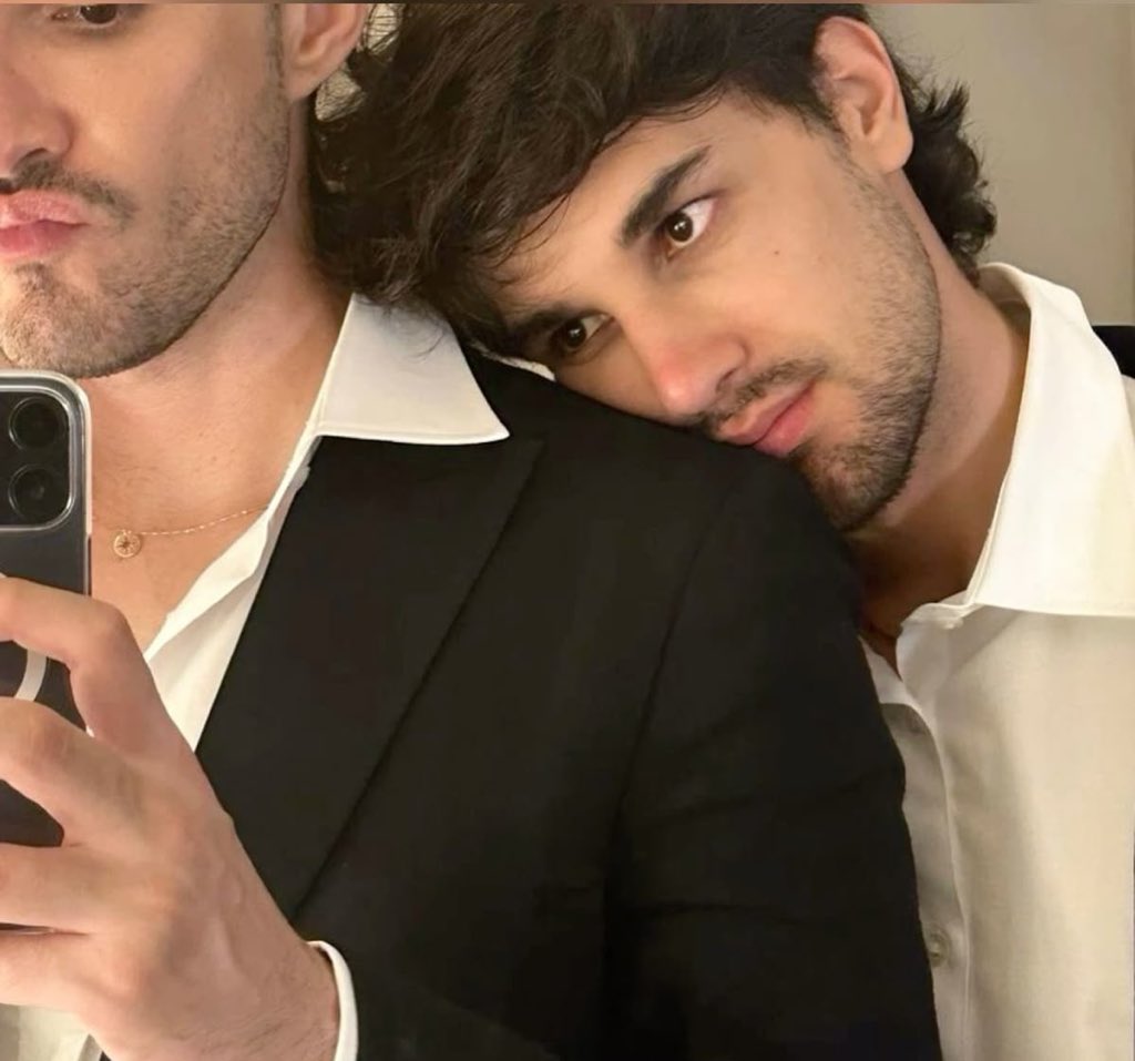 notadev0zz's tweet image. Baby, eu ainda me lembro| Mini Au Pejão

 Onde João e Pedro são amigos mas não confessam  o sentimento que têm um pelo outro, assim relembrando juntos todas as vezes de várias “quase beijos”.