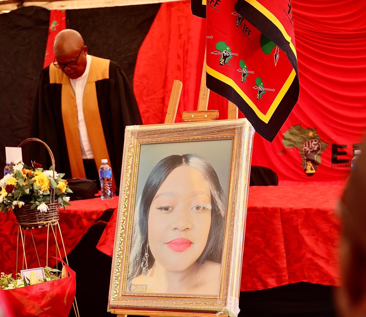 shaun_dlanjwa's tweet photo. 🚨Happening Now🚨
Today we gave Fighter Julia Mazibuko a well dignified send benefiting of a former MPAC Chair. Fighter Julia was a dedicated community activist, an advocate of transformation and a well seasoned economic freedom fighter.
#RIPJulia https://t.co/0TfLOH2uPG
