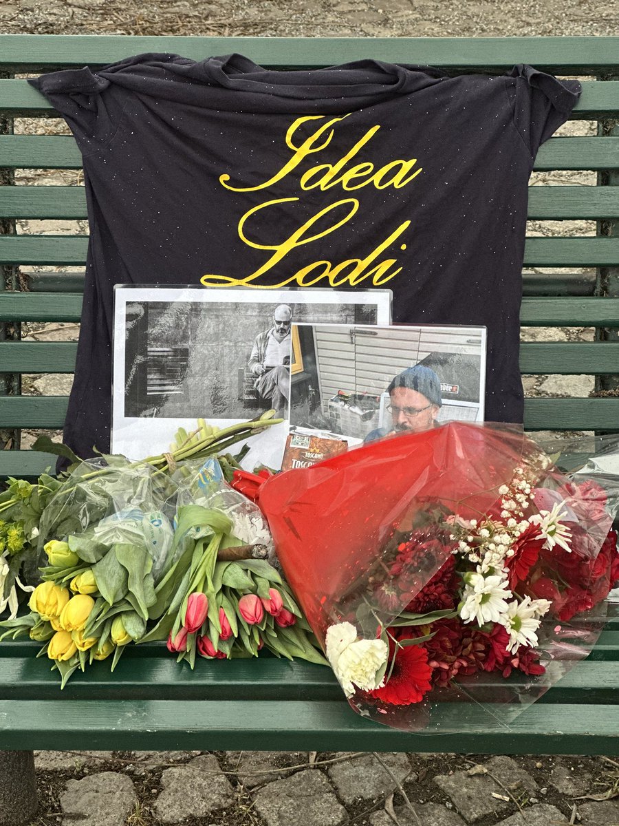 På Kajen i höjd med Nackagatan har vi skapat en minnesplats för Kristian. Han må vara borta men hans bänk står där och våra minnen lever kvar för alltid.