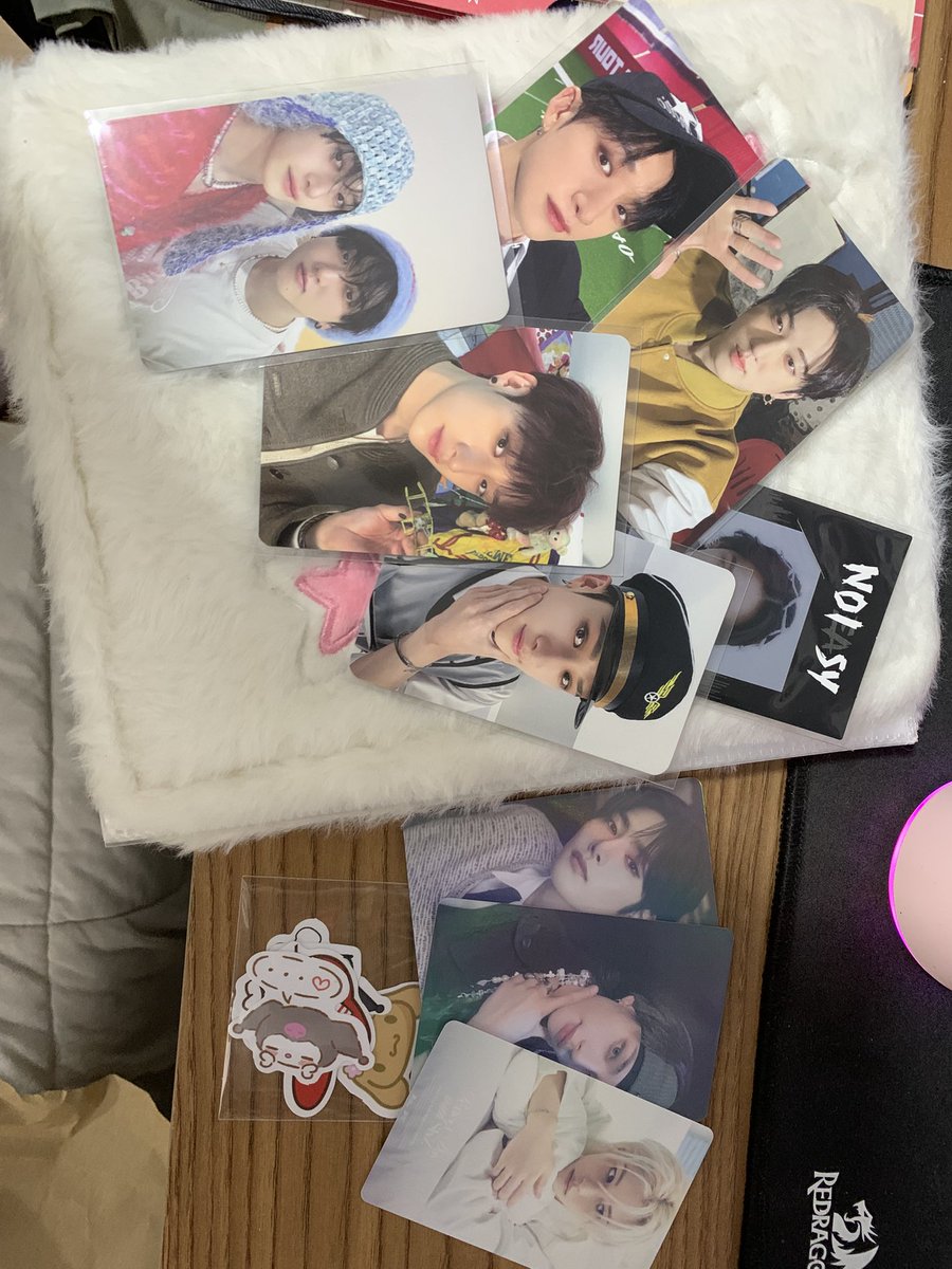 three_sriracha's tweet photo. mais um feedback super positivo pras dyvas @Cherry_Soonie!! meu binder e meus cards chegaram inteirinhos, processo todo super tranquilo como sempre, vieram bem embalados e com brindes, obrigada de novo!! 🫶🫶 https://t.co/6jCTeQuD5T
