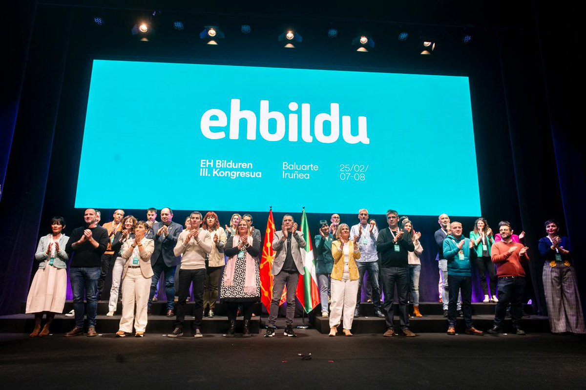 ArnaldoOtegi's tweet image. Eskerrik asko, lagunok. Talde aparta, zintzoa, konprometitua eta bere onena emateko prest dagoena.
Ezker independentista eta subiranista zutik da berriro, helburu berriak lortu eta errealitate berriak eraikitzeko. Aurrera lagunok, irabaztera!
#ZUTUNIK
