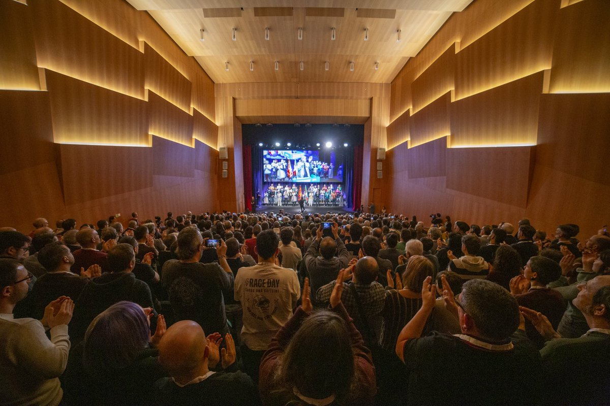ArnaldoOtegi's tweet image. Eskerrik asko, lagunok. Talde aparta, zintzoa, konprometitua eta bere onena emateko prest dagoena.
Ezker independentista eta subiranista zutik da berriro, helburu berriak lortu eta errealitate berriak eraikitzeko. Aurrera lagunok, irabaztera!
#ZUTUNIK
