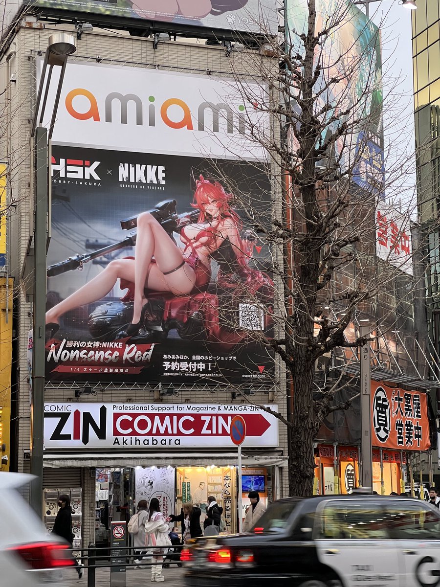 Hobbysakura's tweet photo. 『情報公開』

好評配信中の人気スマホゲーム「勝利の女神：NIKKE」の人気キャラクター「レッドフード:ナンセンスレッド」COMIC ZIN様上部のビル看板に広告を掲載中！

ご予約はコチラ↓
https://t.co/T2bbyesf2t

秋葉原にお立ち寄りの際は是非ご覧下さい

#NIKKE  #ニケ #ニケシンデレラ #Cinderella https://t.co/RbnqHnf88Z