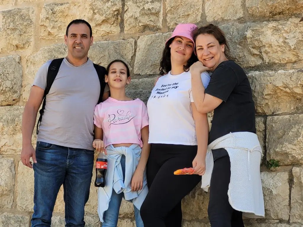 emilykschrader's tweet image. Hamas told Israeli hostage Eli Sharabi, whom they tortured and starved, to say he was looking forward to seeing his wife and daughters upon his release — not telling him that they had murdered his British-Israeli wife and their two teen daughters on October 7th. Hamas also…