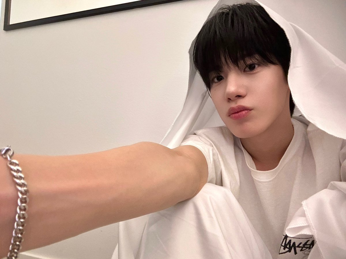 sseunghoooo's tweet photo. 얼굴은 7살같은데 핏줄보고 놀랐다 https://t.co/Km32uH2yfx