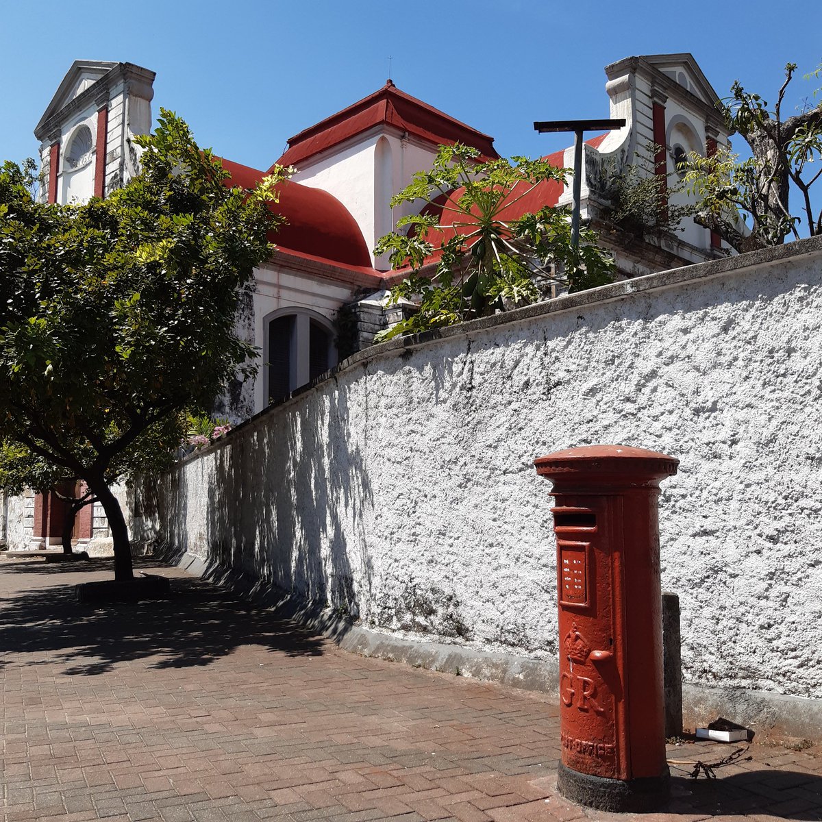Happy #PostboxSaturday from this number outside the Wolvendaal Church in Colombo.