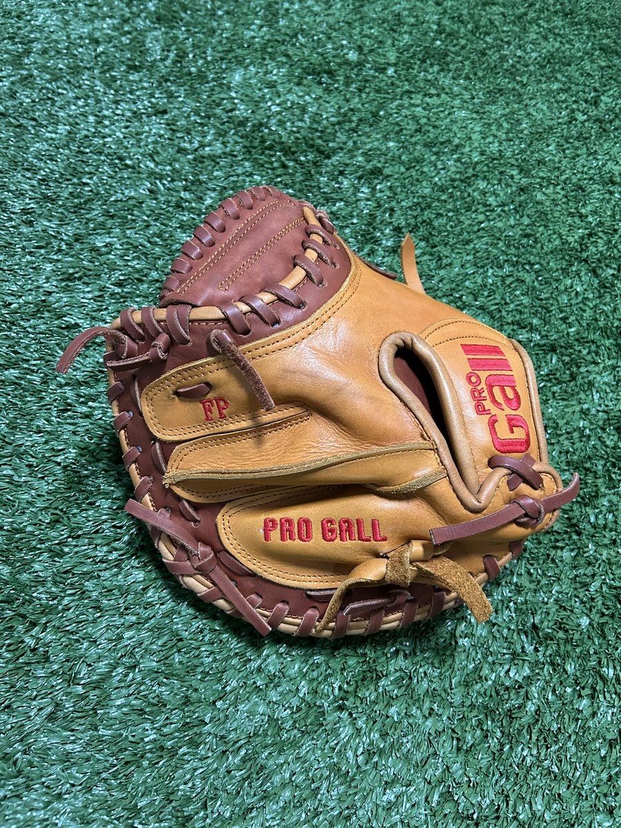 CatchingCoach's tweet image. Pro Gall pocket training mitt available here at the Backstop!! 
I have one in stock and can get more in short time. Right or Left available .
Let me know if you interested. 
Great for Baseball BackStops as well!
#BackStop