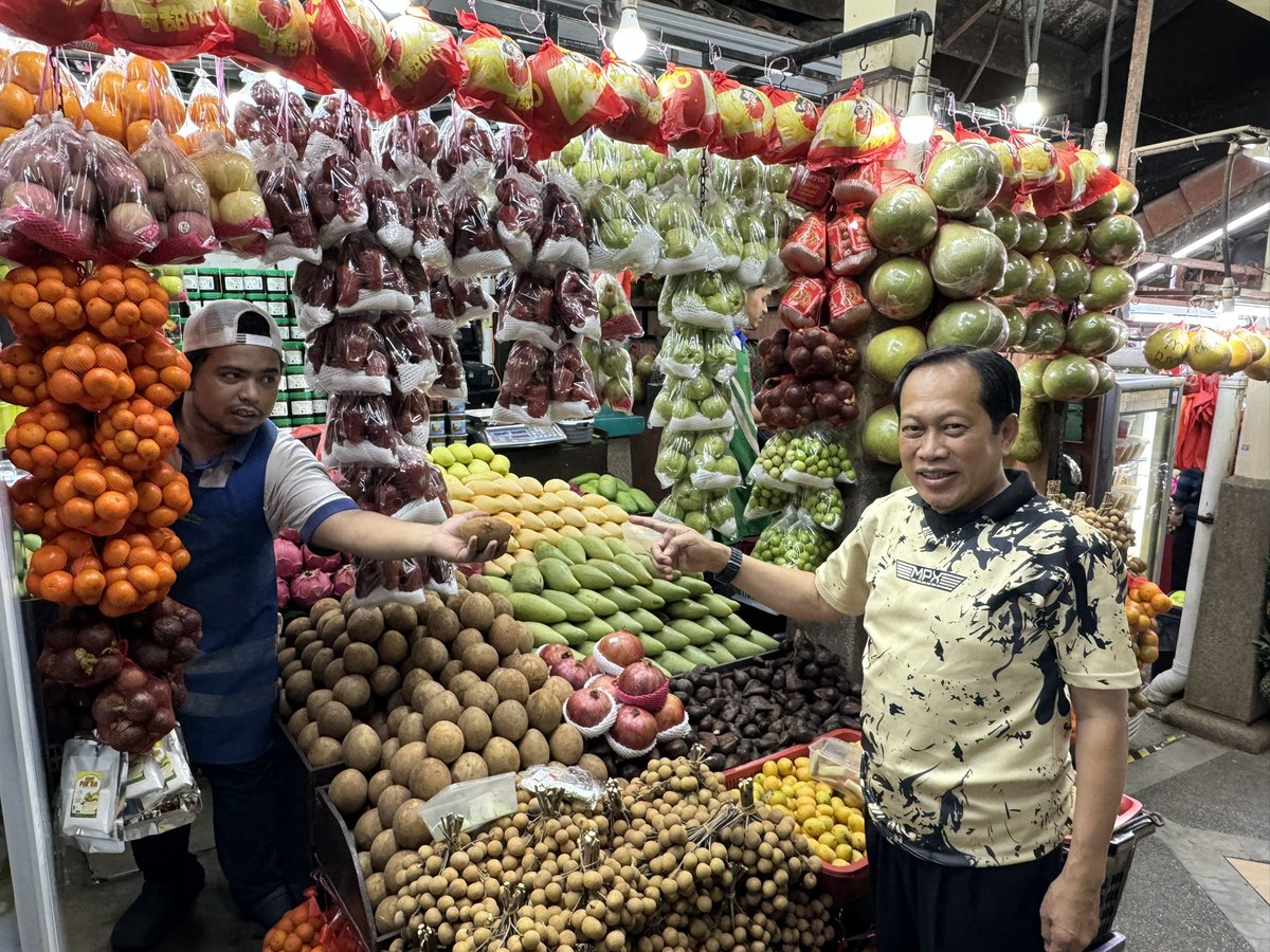 ahmadmaslan's tweet image. #RnR #PLUS #Pagoh
9 mlm Sabtu 8/2/25

Saya singgah beli buah. Dgn isteri, Midy, Hakim, Ai, Masitoh, Asri, Nazri.

Makan #NasiAmbeng cuma rm5 sebungkus. Nasi+mi goreng+ikan kering+ayam masak kicap+serunding+kacang panjang.

Hidangan tradisi yg sangat lazat. Makan juga buah kundang