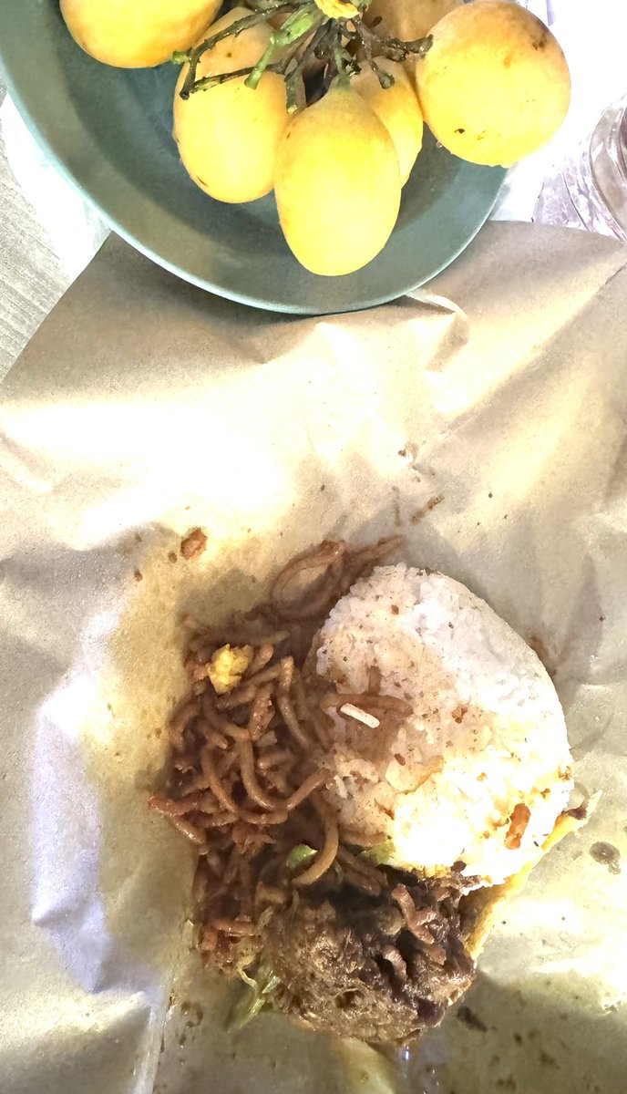 ahmadmaslan's tweet image. #RnR #PLUS #Pagoh
9 mlm Sabtu 8/2/25

Saya singgah beli buah. Dgn isteri, Midy, Hakim, Ai, Masitoh, Asri, Nazri.

Makan #NasiAmbeng cuma rm5 sebungkus. Nasi+mi goreng+ikan kering+ayam masak kicap+serunding+kacang panjang.

Hidangan tradisi yg sangat lazat. Makan juga buah kundang