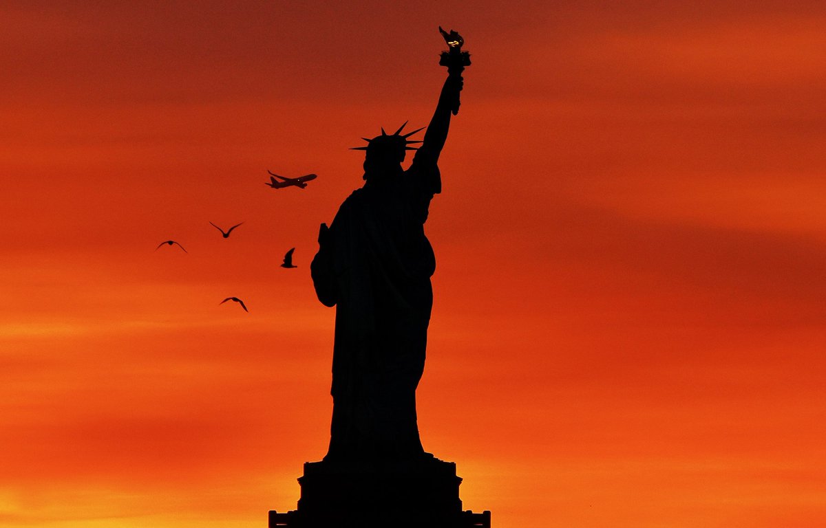 GaryHershorn's tweet photo. The sun rises behind the Statue of Liberty in New York City, Saturday morning #newyorkcity #nyc #newyork #statueofliberty @StatueEllisFdn #sunrise https://t.co/Iohq75SqSr