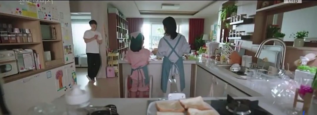 leoyyuki's tweet photo. Perfect family portrait 
Mum and daughter are cooking, and dad is watching 👀 😍 

#LoveScoutEP11 #LoveScout https://t.co/om5m95vTaM