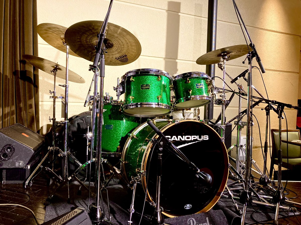 KazOyadama's tweet image. 中西保志 春ライブ 都志見隆を歌う夕べ
無事終演いたしました！
昨年12月ぶりの緑ドラム、ロゴ入りフロントヘッドは一旦お休みして登場しました。
#canopusdrums #drumset