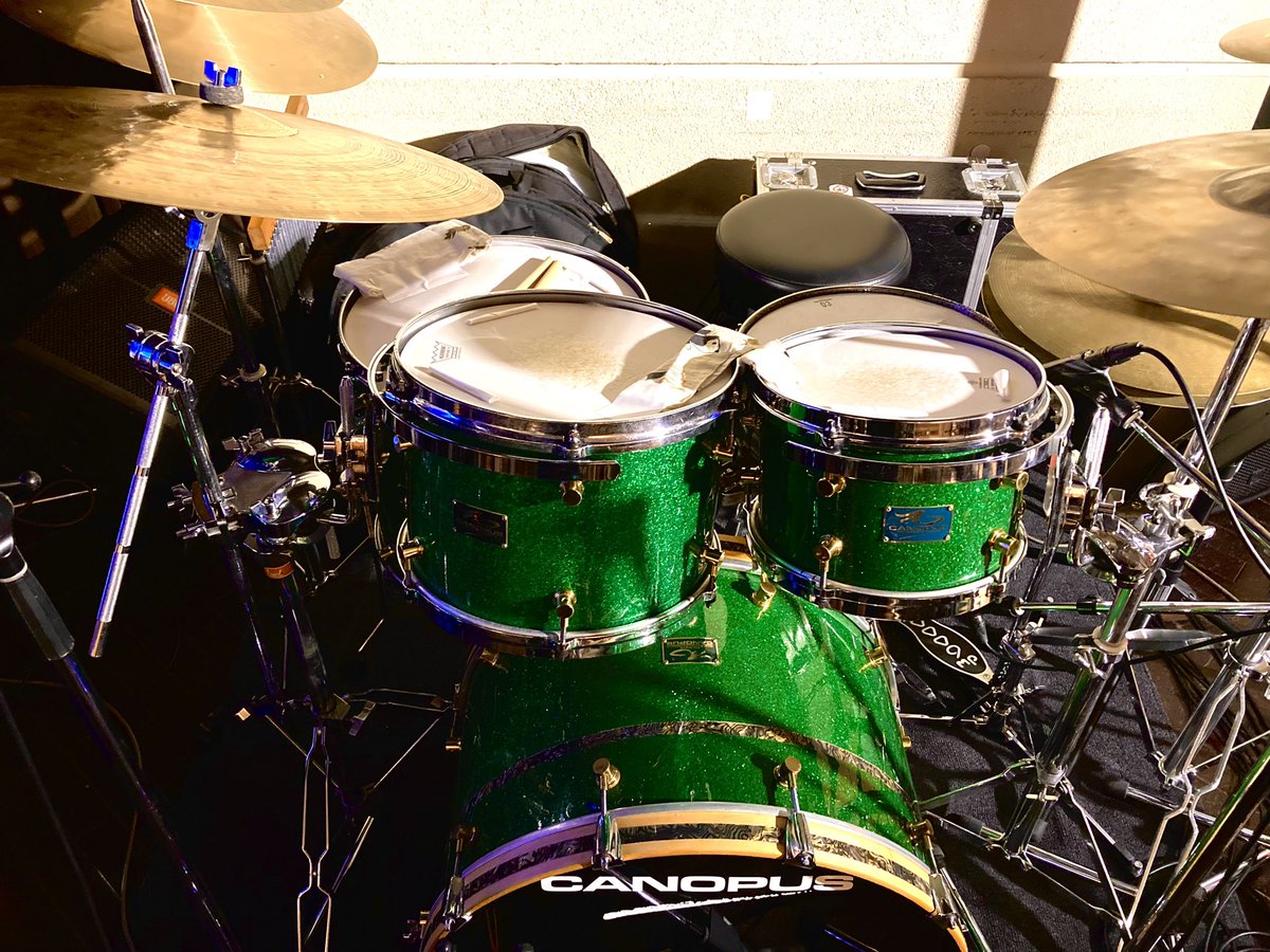 KazOyadama's tweet image. 中西保志 春ライブ 都志見隆を歌う夕べ
無事終演いたしました！
昨年12月ぶりの緑ドラム、ロゴ入りフロントヘッドは一旦お休みして登場しました。
#canopusdrums #drumset