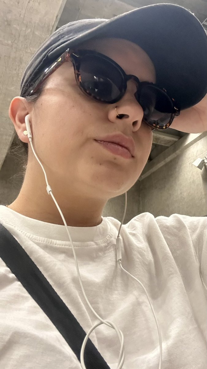 Esta soy yo en el metro con mi mejor cara de 🍑, escuchando salsa divinaaa, con ganas de bailar🥲