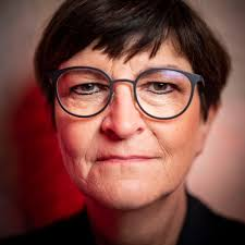 RZitelmann's tweet photo. Ich habe dieses Bild gepostet und darunter waren manche gehässigen Kommentare über die "Paketzustellerin". Bitte mal drüber nachdenken: JEDER Paketzusteller leistet ein Vielfaches von Saskia Esken. Er nützt der Gesellschaft, Esken schadet ihr. Er schafft Werte, sie lebt von Werten, die andere schaffen. Paketzusteller ist ein Beruf, der Respekt verdient, die sozialistische Neidpredigerin verdient keinerlei Respekt.
