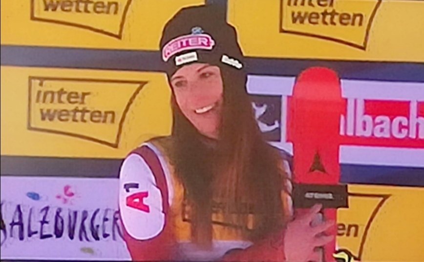 CarinthianKid's tweet photo. What a downhill race, huh?
Annemarie Moser Pröll hugging Miriam #Puchner at the medal ceremony , 2 women from Salzburg, can't get more "home"worldchampionships than that 😎📷 #saalbach2025 #fisalpine https://t.co/KLnSITgBWR