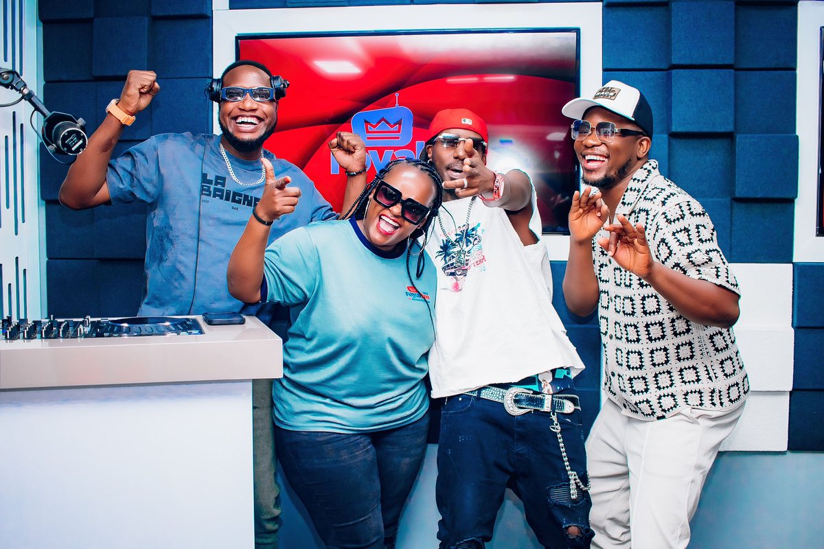 RoyalFMRwanda's tweet photo. Thank you @dejay_joo 🙌🙌
#FridayOfficeParty https://t.co/H4V7S0GHXP