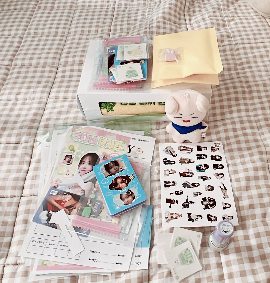 의도치않았던 올출석
벽에 영사되는 영상과 걸려있던 액자를 비롯해 이곳저곳 정성가득 꾸며져있었다
운이 좋아 실물도 영접했고 여러모로 3일간 행복했다
다만 럭드로 전 재산 탕진할 뻔
도박중독 조심해야겠다

 #가장_큰_행운이_찾아온_날