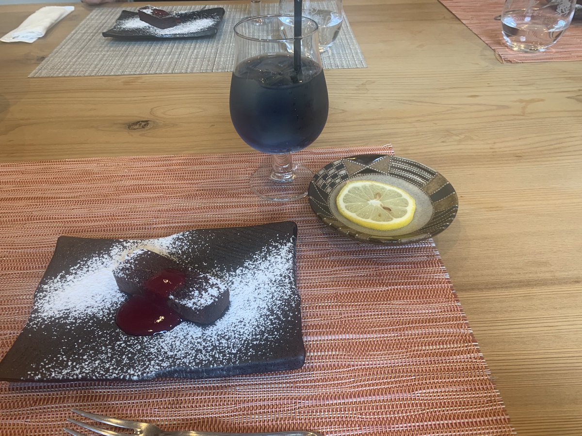 Tffffffaaaaaaa's tweet photo. 先日のランチ
レモンで化学反応起こるハーブティーをいただきました(∩ˊ͈ ᢐ ˋ͈ ∩) ｼﾞｭﾙﾙ https://t.co/bcuRtQO0hx