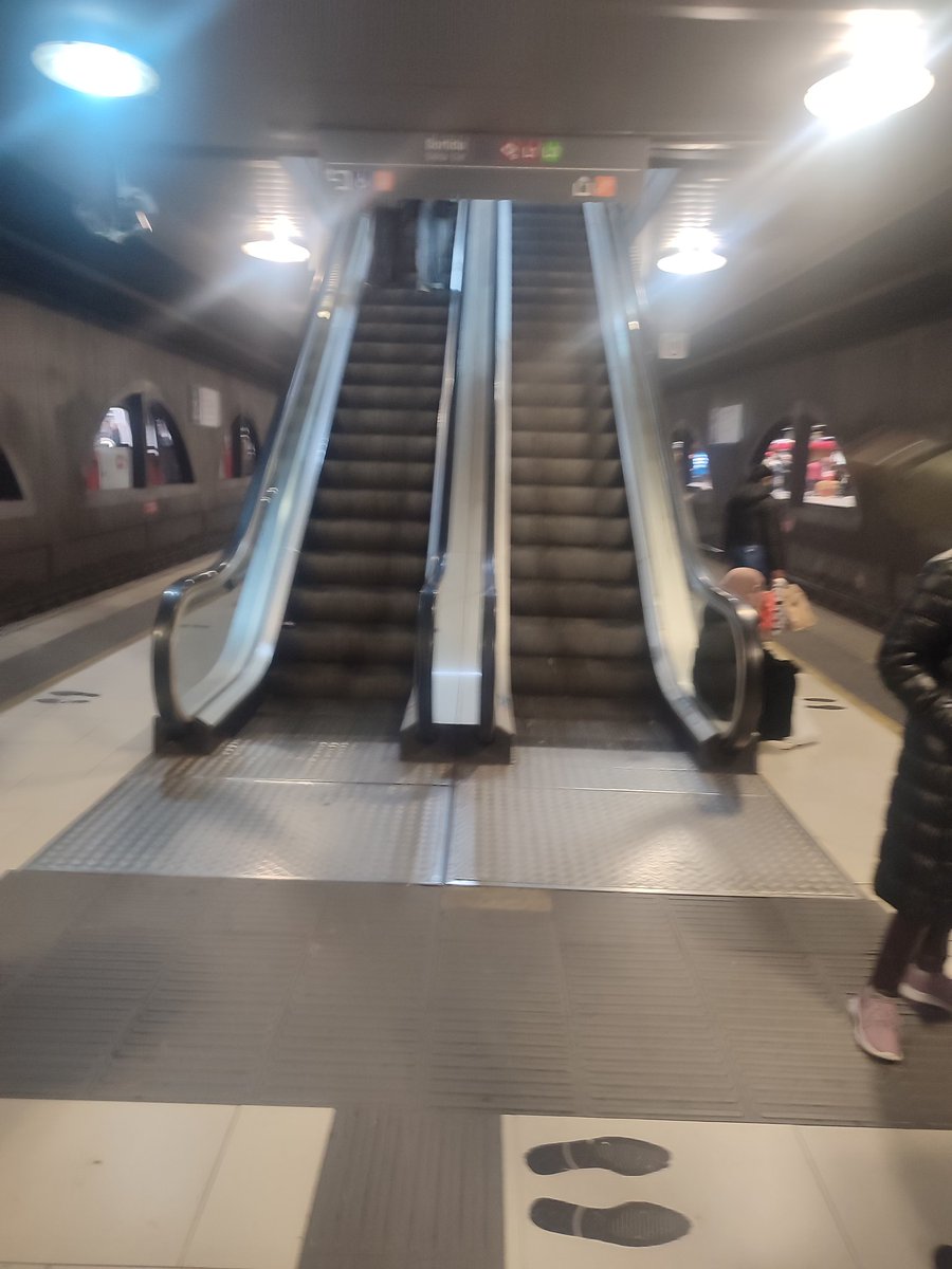 CAMPIO131's tweet photo. Pues ya lo tenemos. Estación de tren de plaza Catalunya en Barcelona. Ya tenemos el completo.  Ni suben ni bajan. Y una de ellas desde julio 2024 que no va. Por el otro lado otra de las escaleras mecánicas tampoco va. Y un ascensor tampoco. Brutaal https://t.co/JLbZcigH8l