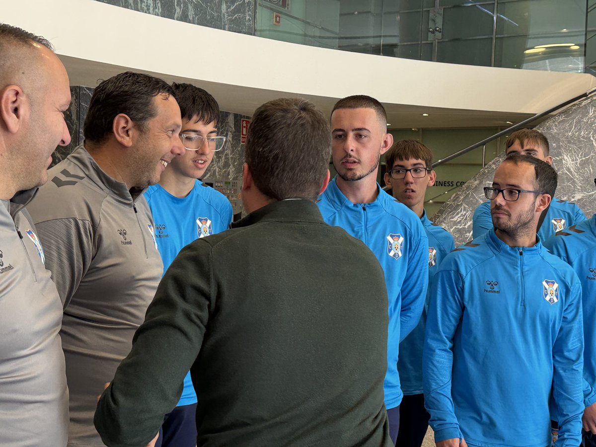 Sandro Arrufat (<a href="/sandroarrufat/">Sandro Arrufat</a>), consejero del #CDTenerife, visita a la expedición del #CDTenerifeEDI en la previa al primer partido de la segunda fase de #LaLigaGenuine en Valencia 👏⚪️🔵.  

<a href="/FundacionLaLiga/">FUNDACIÓN LALIGA</a> #DiSAFÍO 
<a href="/PresiCan/">Presidencia GobCan</a> <a href="/Deportecanario/">Deporte canario</a> @socialgobcan <a href="/CDTOficial/">CD Tenerife 🏴󠁧󠁢󠁳󠁣󠁴󠁿</a>