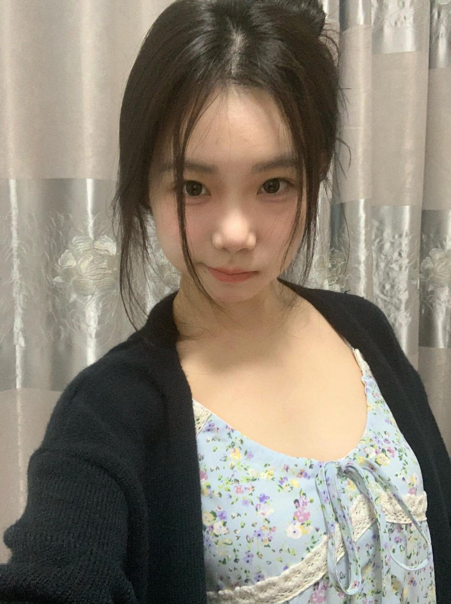 Cynthiaapotabl's tweet photo. 我这么小一直被抱起来c应该不难叭 https://t.co/szySUQirgO