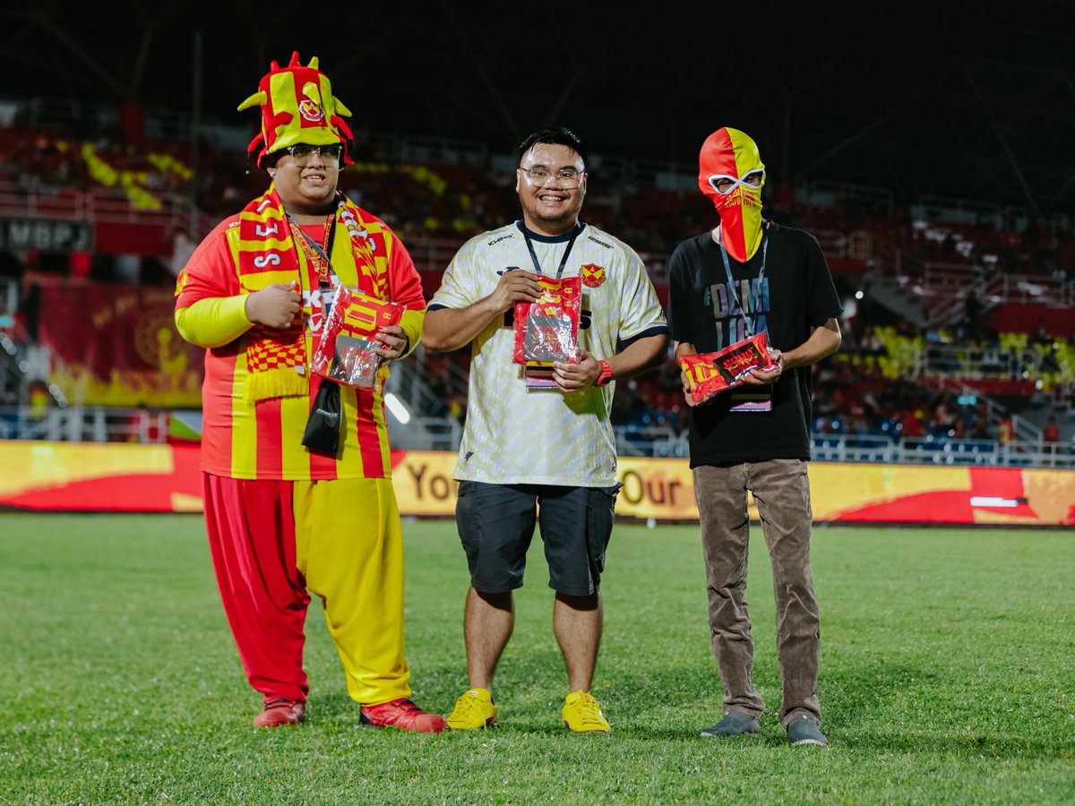 selangorfc's tweet photo. πβ½ ππ‘π¨π¨π ππ‘π ππ«π¨π¬π¬πππ« ππ‘ππ₯π₯ππ§π π with First Pride Malaysia during the half-time break at the MBPJ Stadium πΈ Thank you to all the Red & Yellow fans who participated tonight β€οΈπ
#YourPassionOurPride
#FirstPrideStadiumTakeOver https://t.co/xiwlD2Eeoe