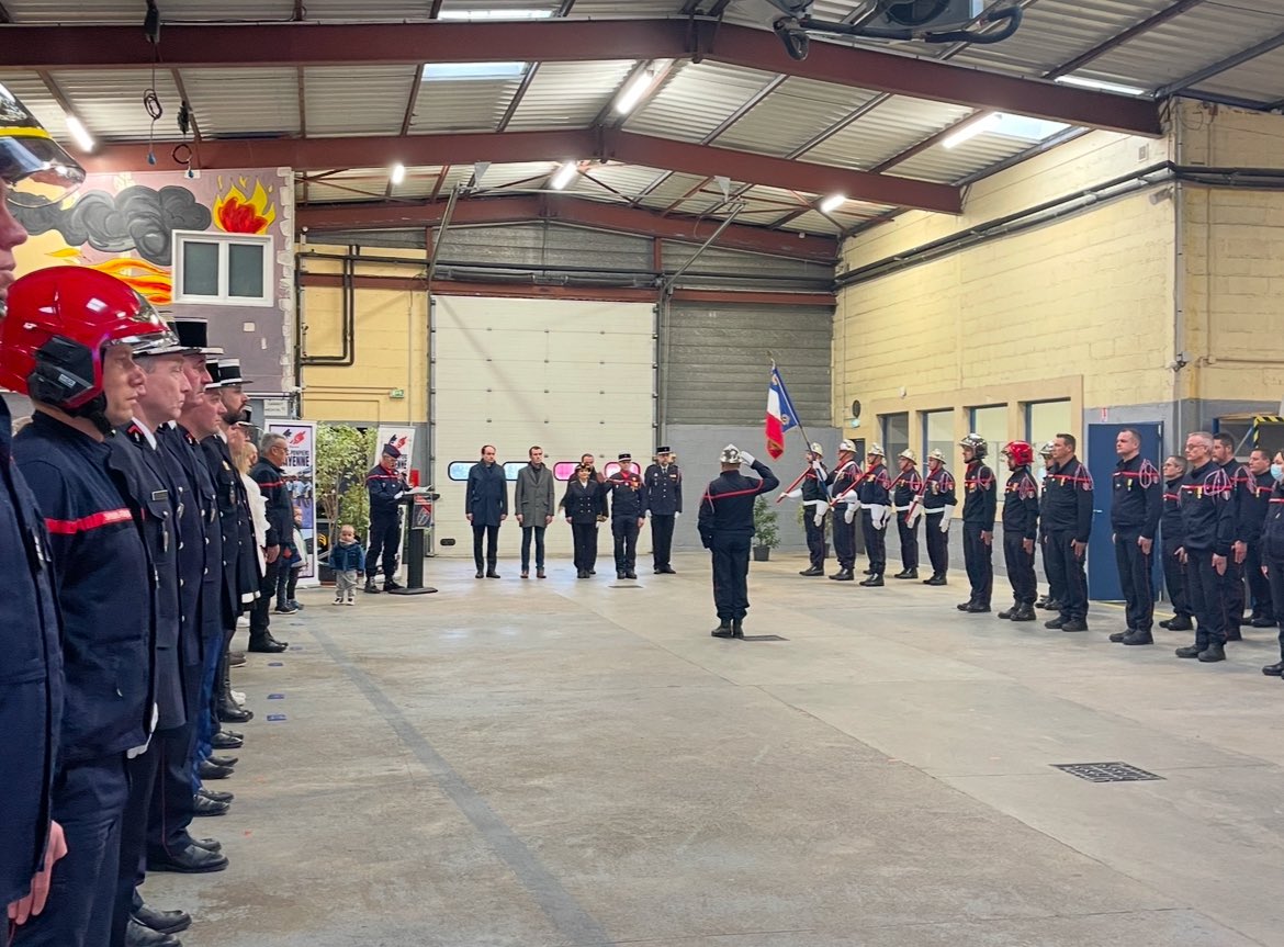 En présence des autorités, autour du Chef de corps le Col <a href="/Thierry_Robert_/">Thierry ROBERT</a> Belle cérémonie de passation de commandement ce matin à la caserne de #ChateauGontier entre le capitaine Xavier DUFOUR et le capitaine Alexandre GENTILLEAU. Temps ponctué par des remises de médailles. 🎖️🫡