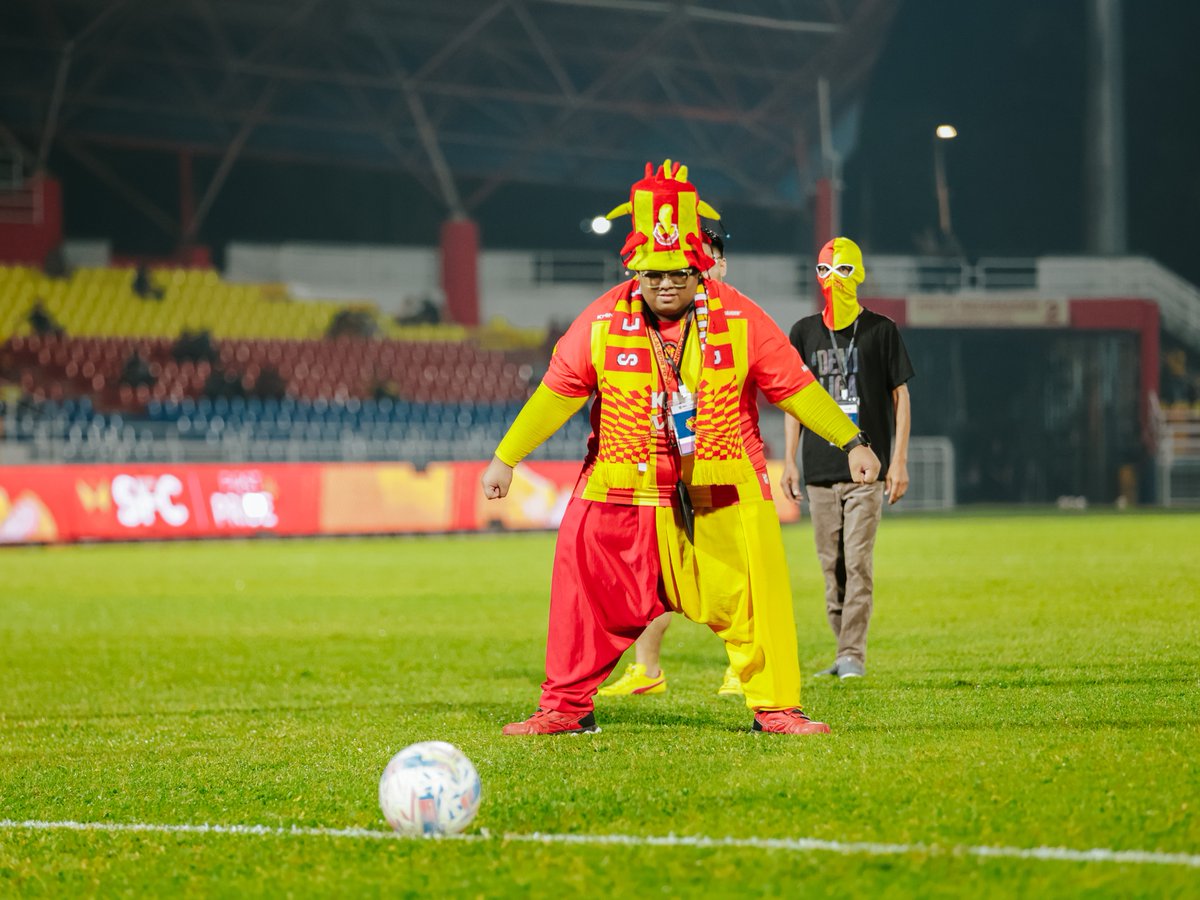 selangorfc's tweet photo. πβ½ ππ‘π¨π¨π ππ‘π ππ«π¨π¬π¬πππ« ππ‘ππ₯π₯ππ§π π with First Pride Malaysia during the half-time break at the MBPJ Stadium πΈ Thank you to all the Red & Yellow fans who participated tonight β€οΈπ
#YourPassionOurPride
#FirstPrideStadiumTakeOver https://t.co/xiwlD2Eeoe