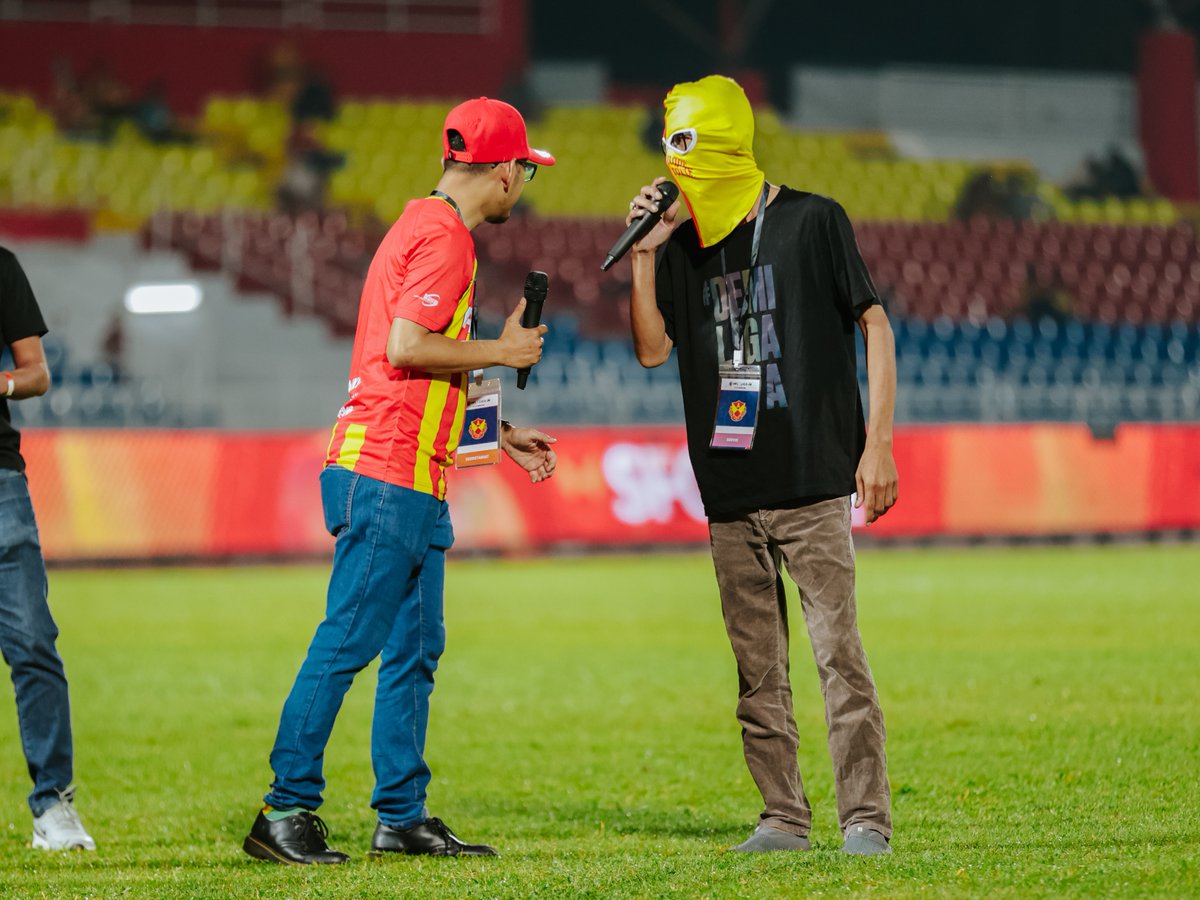 selangorfc's tweet photo. πβ½ ππ‘π¨π¨π ππ‘π ππ«π¨π¬π¬πππ« ππ‘ππ₯π₯ππ§π π with First Pride Malaysia during the half-time break at the MBPJ Stadium πΈ Thank you to all the Red & Yellow fans who participated tonight β€οΈπ
#YourPassionOurPride
#FirstPrideStadiumTakeOver https://t.co/xiwlD2Eeoe