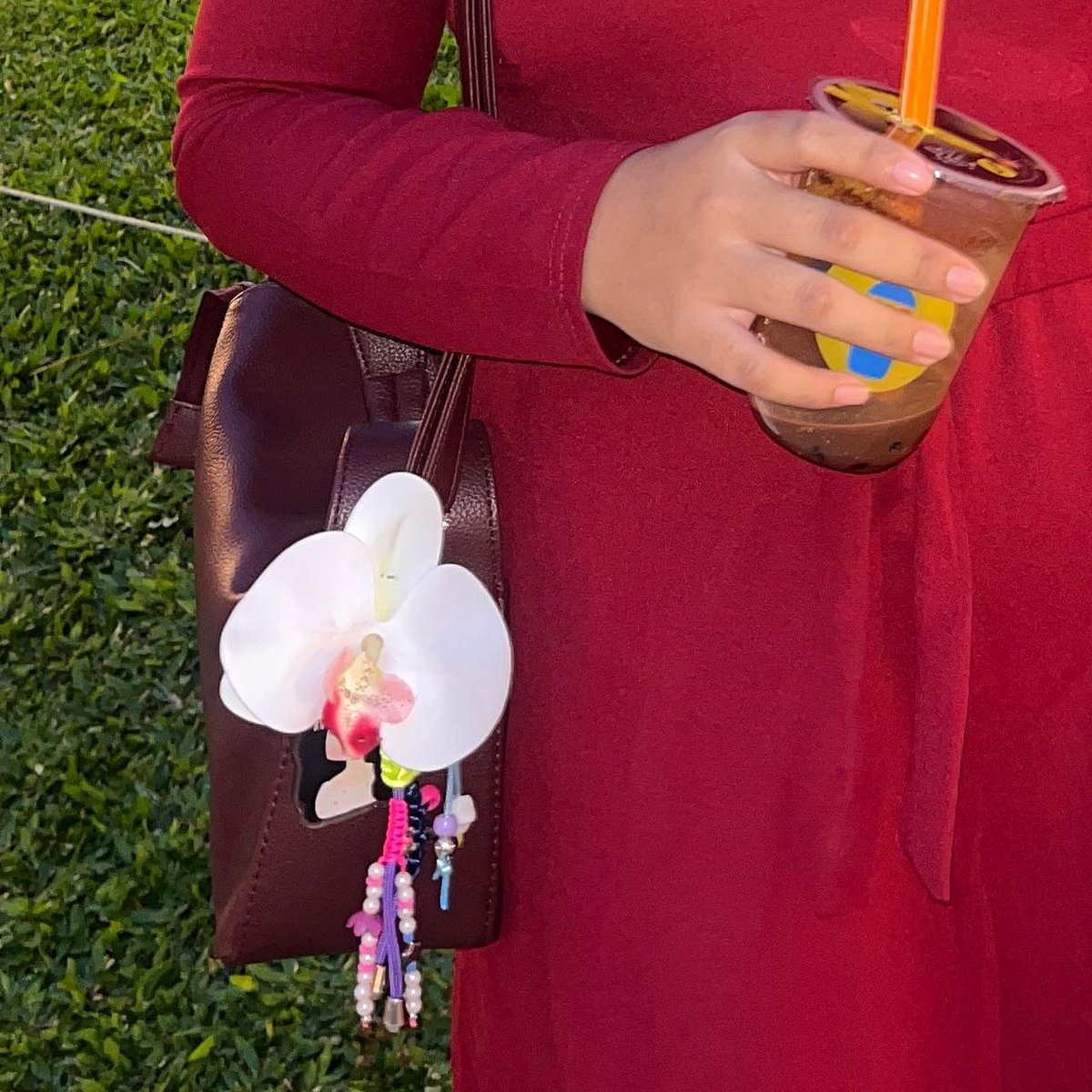 Siapa sangka kalau anggrek bisa disulap jadi karya seni yang memikat? Setiap detailnya sangat cantik, aku jatuh cinta sampai membawanya ke mana pun 🥺 Yuk, intip keindahan anggrek lainnya di <a href="/selarasbulan/">Selaras | Orchid Bagcharm</a>! Jangan sampai ketinggalan. 🌺