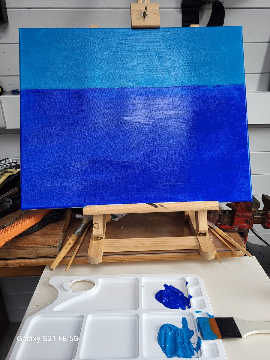 I really enjoyed painting " That Picture " of the Centre park road.
It was really nice just to switch off from the world  and get a bit creative.
So I've now decided to try and paint  another photo of mine which is a very famous landmark .
Any idea yet what it could be ?