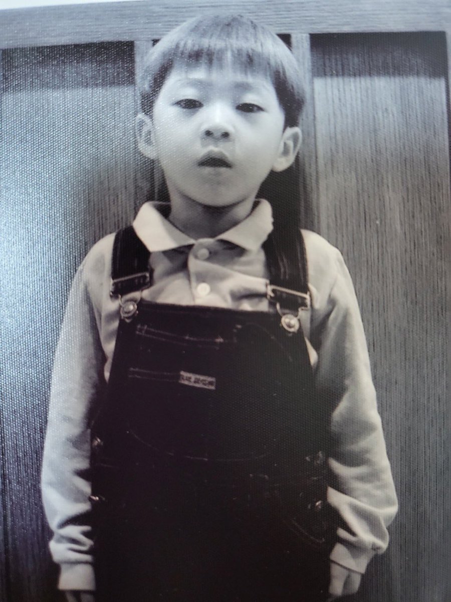 04hm17's tweet photo. 트친이 요청해서 올리는
현민이 어린시절 사진 모음 ~
빠진 게 있을수도.. https://t.co/ybti1SdJ76