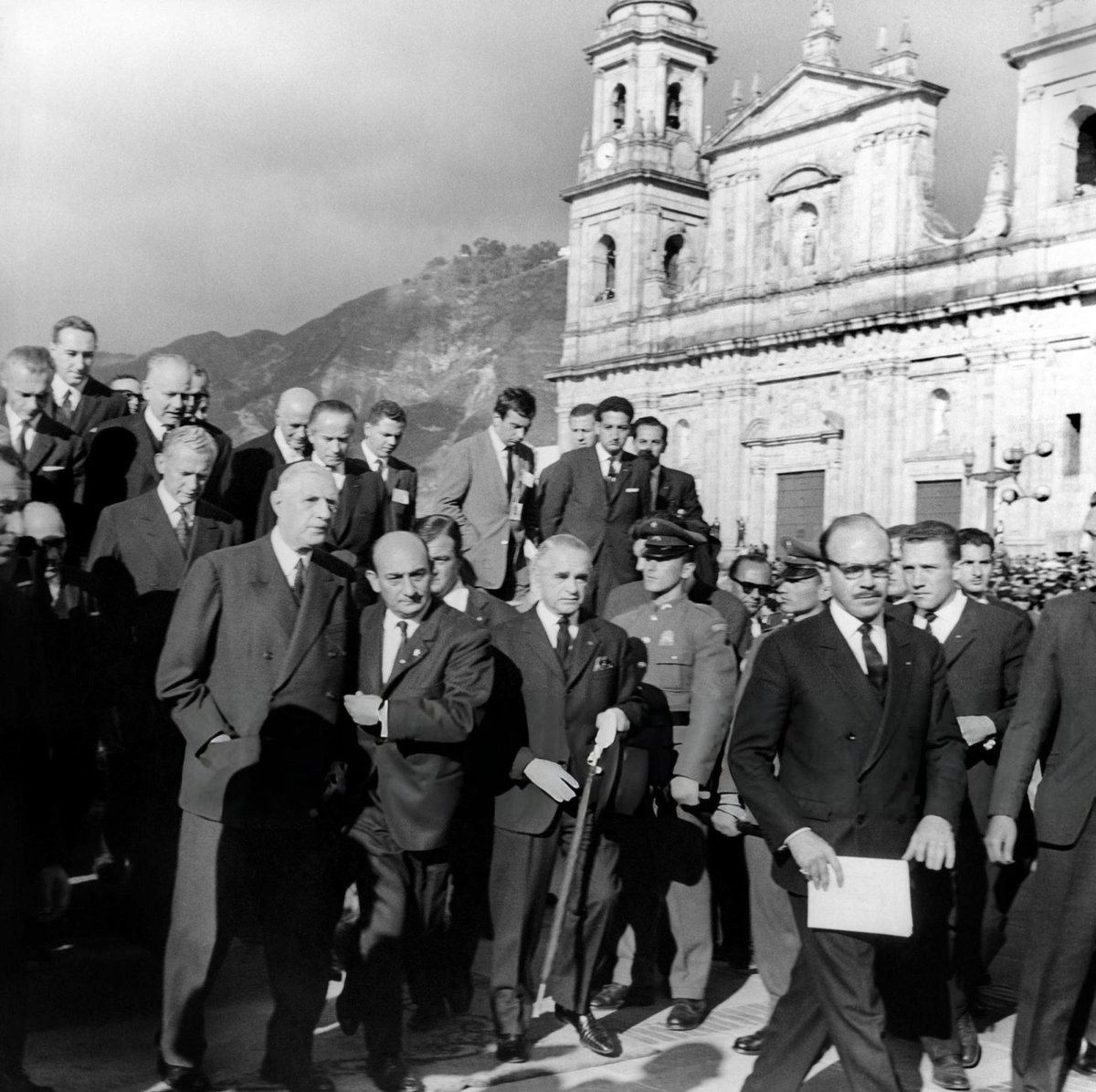 Charles de Gaulle, figura destacada de la Segunda Guerra Mundial y presidente de Francia, rinde honores a Simón Bolívar en la plaza del héroe venezolano en Bogotá, Colombia. Fotos de 1964.