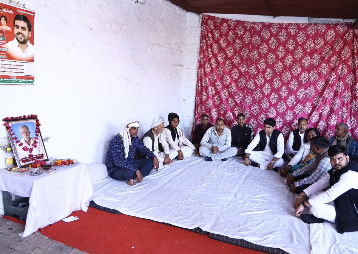 विधानसभा शिकोहाबाद के ग्राम मौड़ा में स्व. चौ. रामसेवक यादव जी की मृत्यु के उपरांत उनके आवास पर पहुंचकर संवेदनाएं व्यक्त की एवं शोक संतप्त परिजनों से मिलकर उन्हें सांत्वना दी।