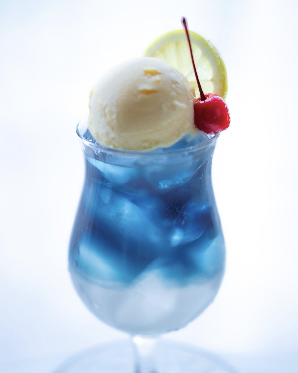 月の見える朝のクリームソーダ 月の見える朝のクリームソーダ 青空を