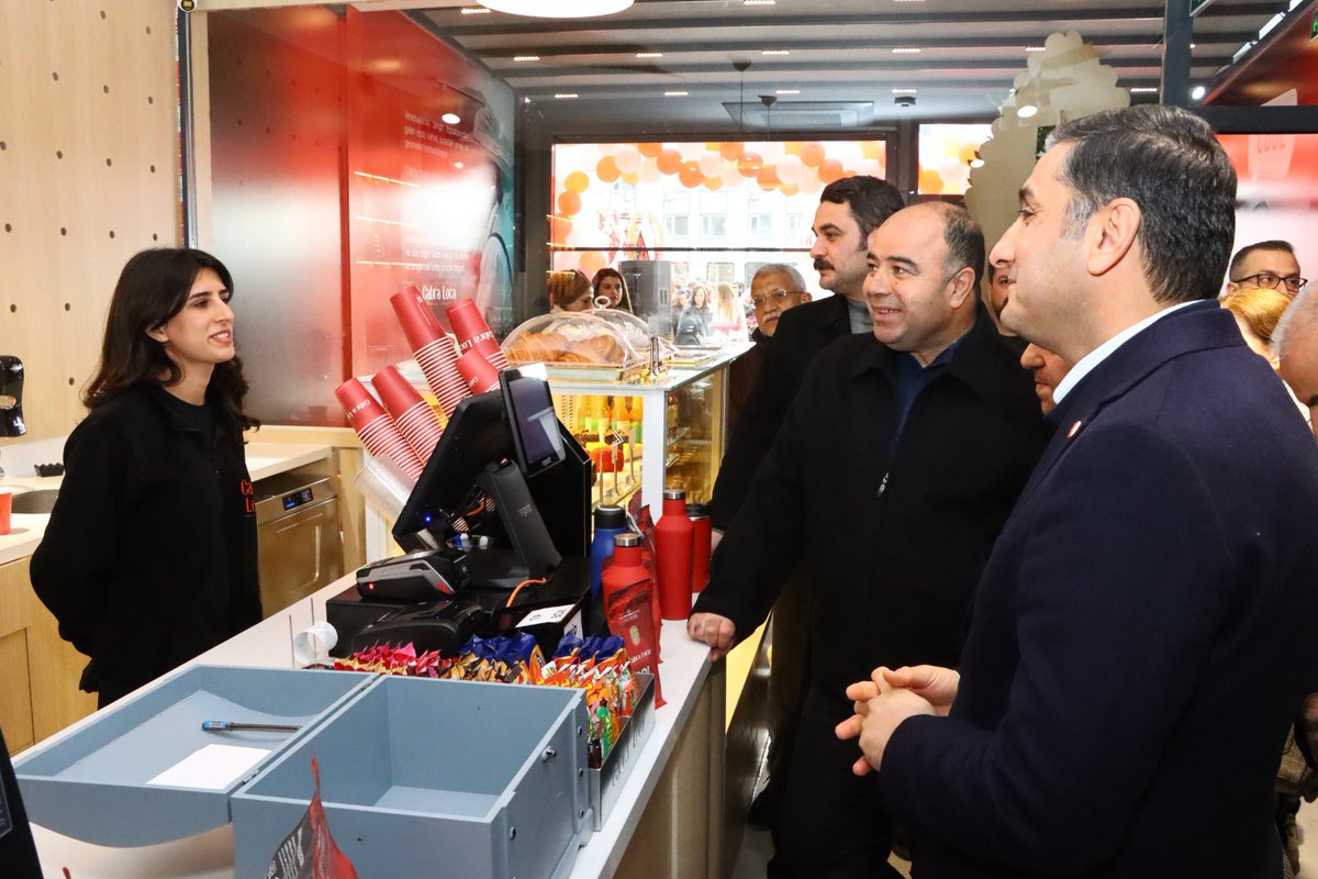 Karakoprubel's tweet photo. Belediye Başkanımız Nihat Çiftçi, ilçemizde faaliyete geçen Cabra Loca Caffe işletmesinin açılış törenine katılım gösterdi.

Yeni işletme ilçemize ve işletmecileri Erdem Dişli ile Mehmet Eryavuz'a hayırlı olsun. https://t.co/qYhqPx0tko