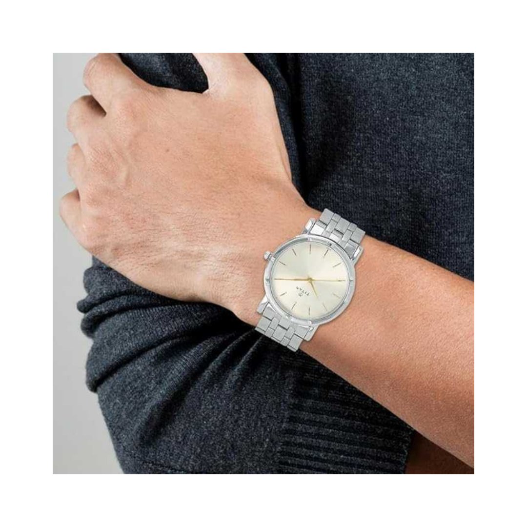 thetechbinger's tweet photo. The Titan Quartz Analog Watch Watch features a sleek silver dial and stainless steel strap, perfect for any occasion. 

Grab yours now at the best price! (LINK IN COMMENT)  

#MensFashion https://t.co/Zau3yo3uko