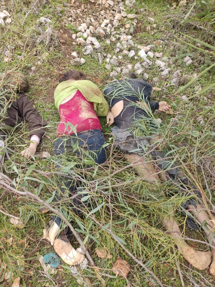 klcmesutklc's tweet photo. El-Meşrefe köyünden bir kaç gün önce HTŞ tarafından kaçırılan bir Alevi ailesinjn cansız bedenine ulaşıldı.
Bir baba, küçük oğlu ve eşinden oluşan Jamoul ailesi HTŞ'li teröristlerce katledildi.

#StopAlawiteGenocide 
#StopAlawiteGenocideInSyria https://t.co/0uZokTjNWF