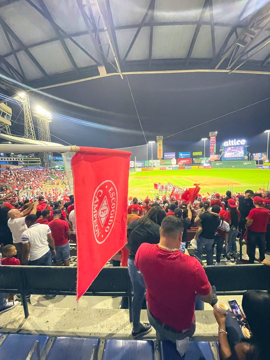 alexander026c's tweet photo. Misión cumplida. Campeones nacionales y del caribe. #GloriaaDios 🦁♥️ https://t.co/guek9AQzgV