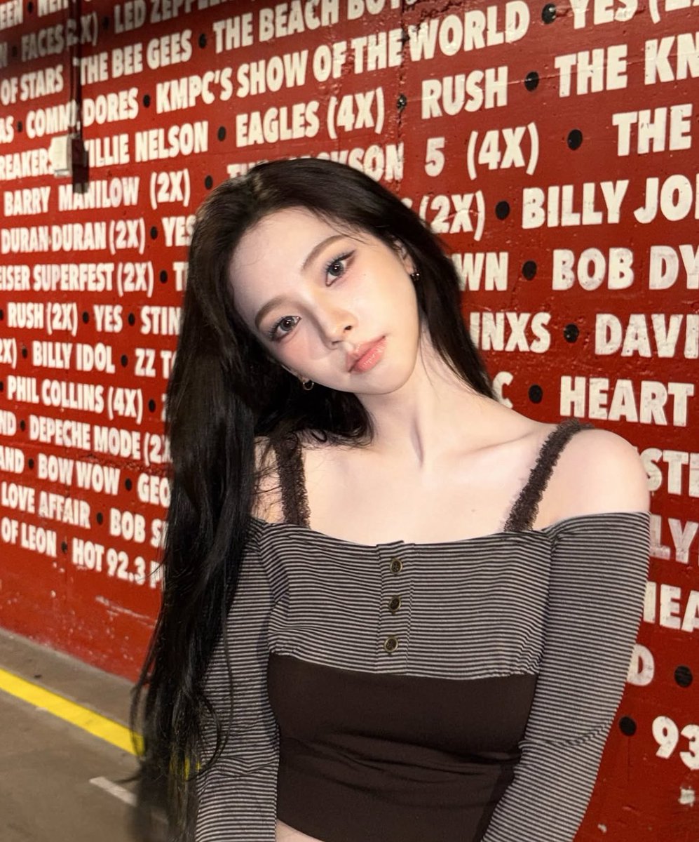 hourlykrn's tweet image. WTF KARINA?!