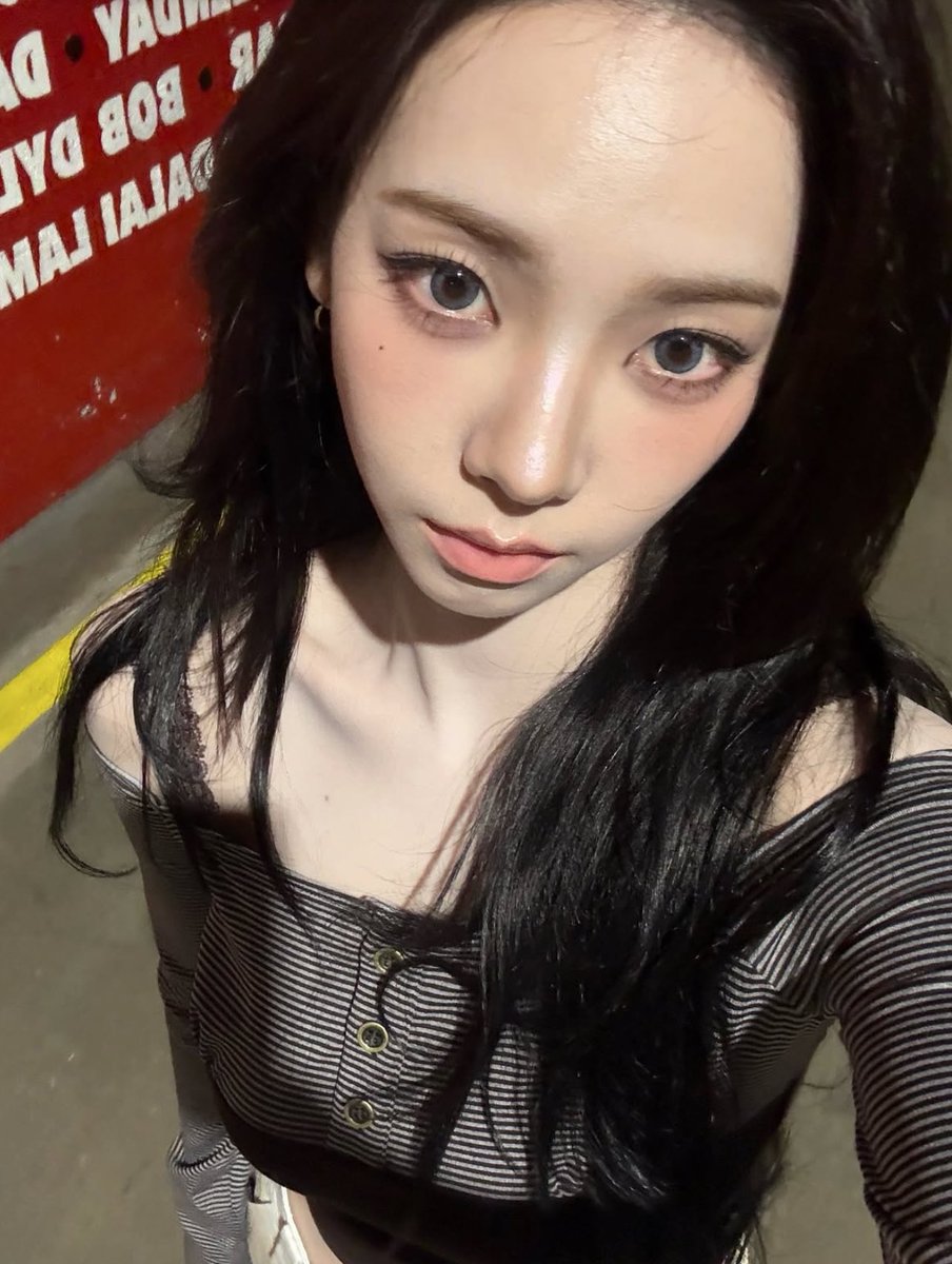 hourlykrn's tweet image. WTF KARINA?!