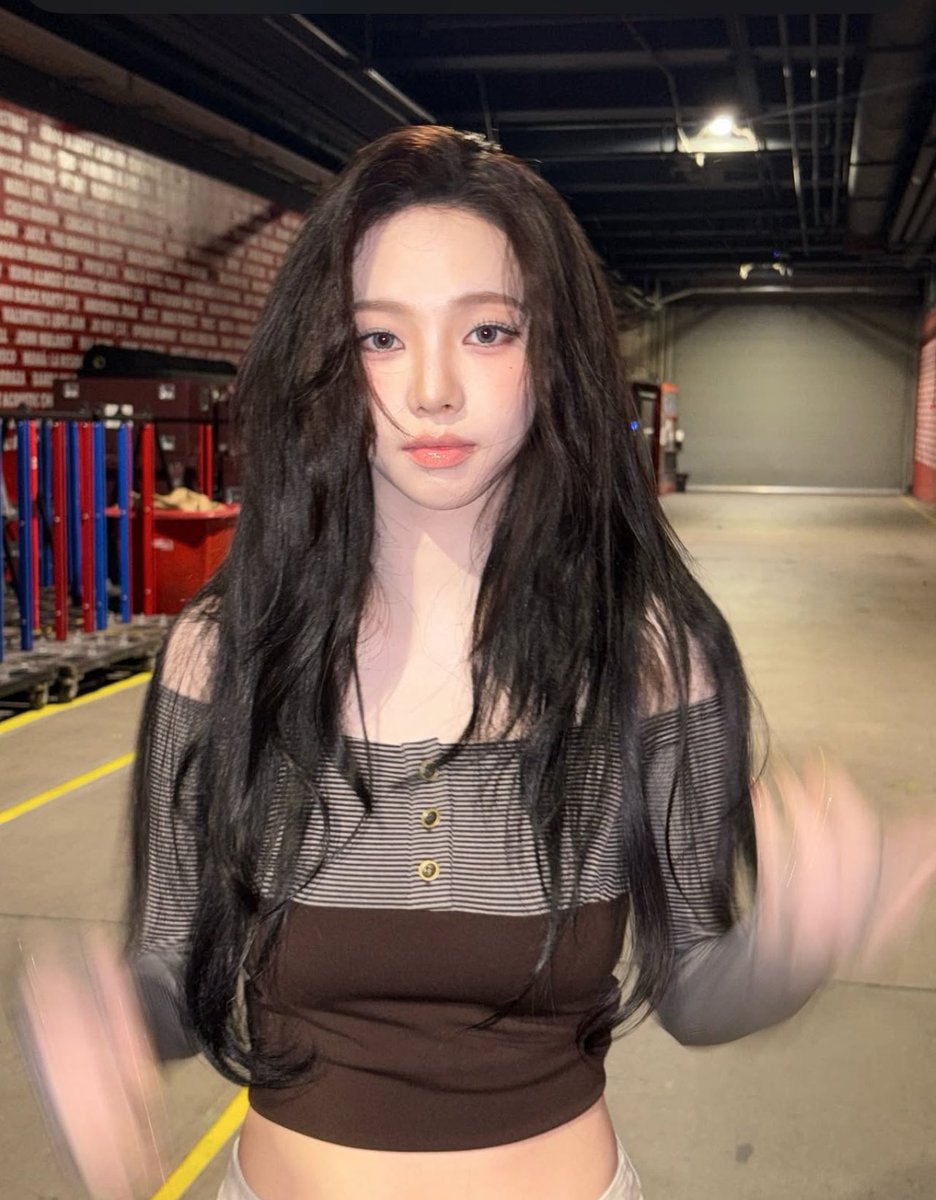 hourlykrn's tweet image. WTF KARINA?!