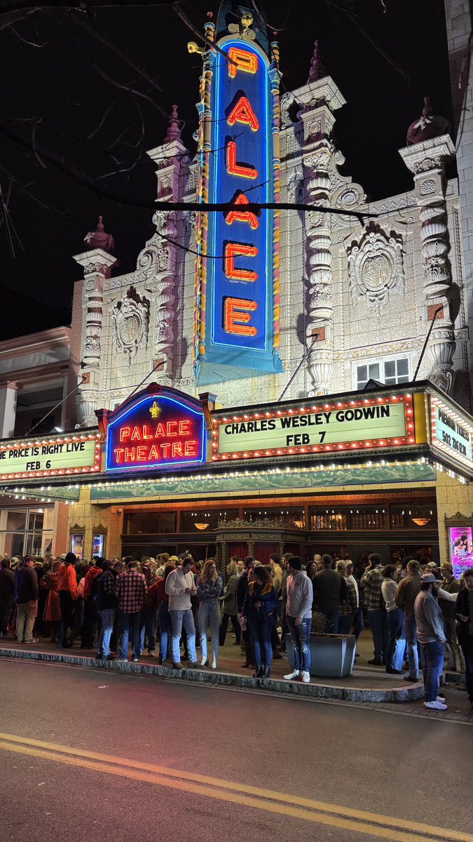 AnneOney22's tweet photo. Awesome show last night @ the Louisville Palace. @CharlesWesleyG https://t.co/HkT7DGI8Lc