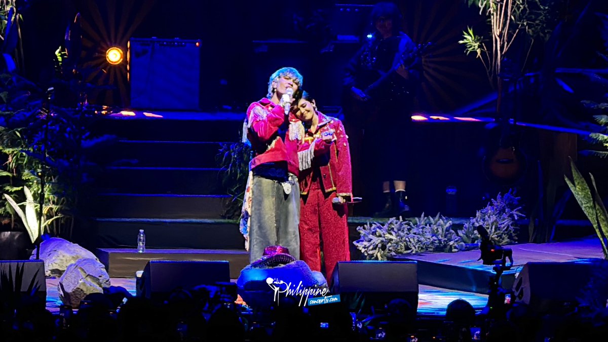 philconcerts's tweet photo. FULL CIRCLE MOMENT: From holding up a banner asking to sing with her to sharing the stage with her at his band’s sold-out concert, Gian performs with KZ Tandingan 🫶

#COJSilakboTheConcert
#COJSilakboTheConcertDay1
@cupofjoemusic 
@vaa_live https://t.co/6DxIlUWrNX