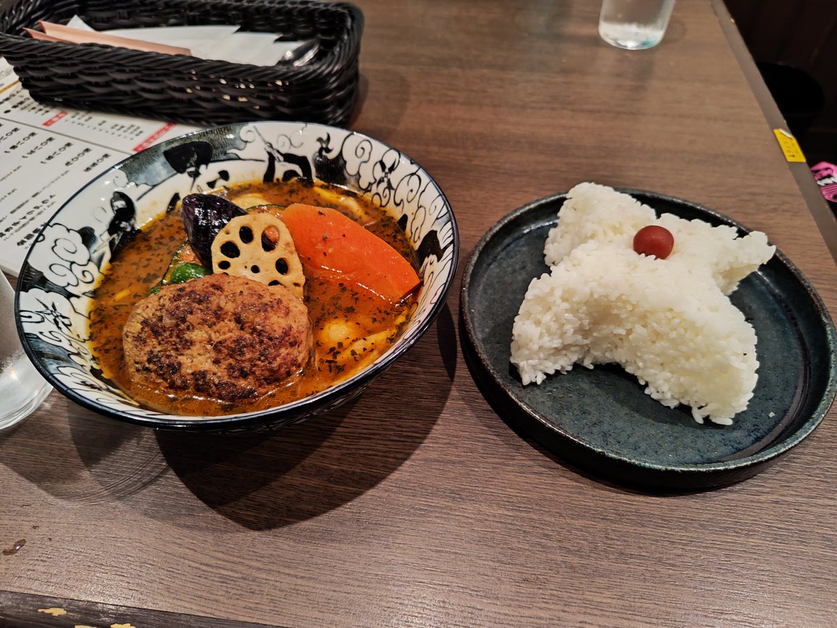 今日は薬膳スープカレー忍者で、
ハンバーグスープカレーを食べてきた♪＼(^o^)／♪